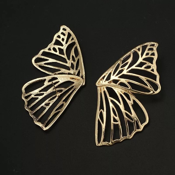 🦋Trendy gold butterfly stud earrings 🦋 - Picture 4 of 5